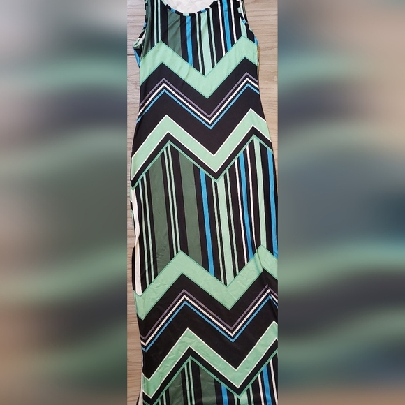 Geometric Patterned Top - Black and Green - Picture 3 of 4